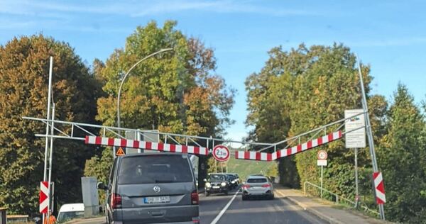 Zerstört: Zum wiederholten Mal ist die Höhenbegrenzung vor der Neckarbrücke im Neusatz beschädigt worden. Zerstört: Zum wiederholten Mal ist die Höhenbegrenzung vor der Neckarbrücke im Neusatz beschädigt worden.