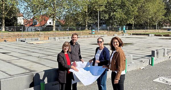 Die Bodenplatte ist fertig: Gabriele Barnert (Stellvertretende Fachbereichsleiterin Hochbau und Gebäudewirtschaft), Björn Griemb Die Bodenplatte ist fertig: Gabriele Barnert (Stellvertretende Fachbereichsleiterin Hochbau und Gebäudewirtschaft), Björn Griemberg (Teamleiter Bau), Bauleiterin Veronica Schneider und Bürgermeisterin Andrea Schwarz sind zufrieden mit dem Baufortschr