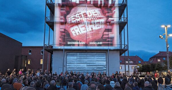 Eine transmediale Inszenierung mit Video-Mapping, Musik, Tanz und Performances gibt es am 1. Oktober auf dem Akademiehof. Eine transmediale Inszenierung mit Video-Mapping, Musik, Tanz und Performances gibt es am 1. Oktober auf dem Akademiehof.