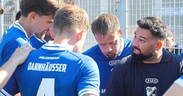 Zufrieden mit der jüngsten Trainingsleistung seines Teams: FSV-Trainer Daniel Zmpitas (rechts). Zufrieden mit der jüngsten Trainingsleistung seines Teams: FSV-Trainer Daniel Zmpitas (rechts).