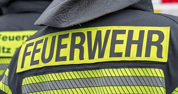 Feuerwehrleute im Einsatz. Feuerwehrleute im Einsatz.