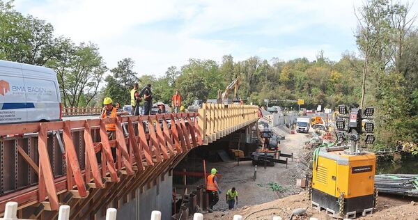 Die Brücke steht schon, derzeit wird an den Übergängen gearbeitet. Die Brücke steht schon, derzeit wird an den Übergängen gearbeitet.