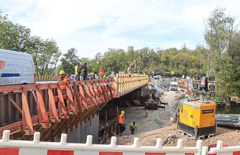 Die Brücke steht schon, derzeit wird an den Übergängen gearbeitet. Die Brücke steht schon, derzeit wird an den Übergängen gearbeitet.