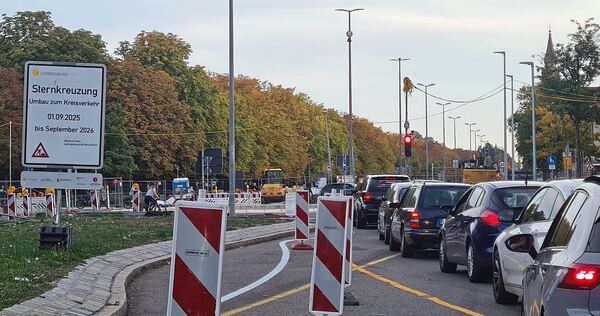 Kurze Zeit wurde gekreiselt, nun regieren wieder die Ampeln. Das Schild übrigens ist längst überholt: Erst Anfang November soll Kurze Zeit wurde gekreiselt, nun regieren wieder die Ampeln. Das Schild übrigens ist längst überholt: Erst Anfang November soll freie Fahrt herrschen.