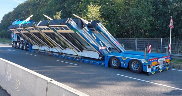 Ein Schwertransport behindert in Ludwigsburg den Verkehr. Ein Schwertransport behindert in Ludwigsburg den Verkehr.