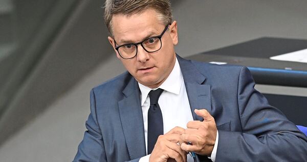 Dürfte erstmal froh sein, dass der erste Teil der Pflegereform auf den Weg gebracht ist: Gesundheitsminister Carsten Linnemann ( Dürfte erstmal froh sein, dass der erste Teil der Pflegereform auf den Weg gebracht ist: Gesundheitsminister Carsten Linnemann (CDU). Eine Expertenkommission soll jetzt Vorschläge für den zweiten Teil machen.