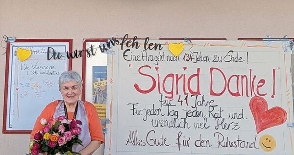 Mit einem großen Strauß Rosen in der Hand steht Sigrid Schütz vor ihrem Laden und wird von ihren Stammkunden verabschiedet. Mit einem großen Strauß Rosen in der Hand steht Sigrid Schütz vor ihrem Laden und wird von ihren Stammkunden verabschiedet.