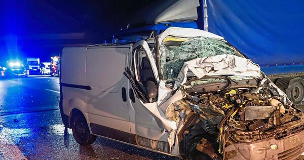 Ein Transporter ist auf der Autobahn in einen Lastwagen gekracht. Ein Transporter ist auf der Autobahn in einen Lastwagen gekracht.