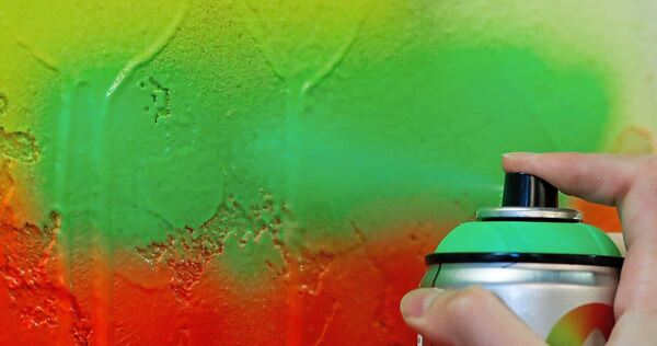 Mit unterschiedlichen Farben wurden Gebäudefassaden und Hauswände besprüht. Mit unterschiedlichen Farben wurden Gebäudefassaden und Hauswände besprüht.