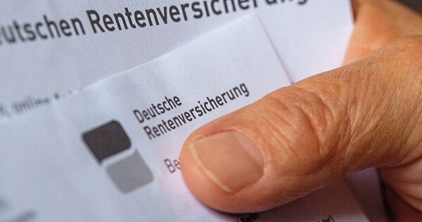 Die jährliche Renteninformation bekommen Beitragszahler zugeschickt, sobald sie 27 Jahre alt sind. Die jährliche Renteninformation bekommen Beitragszahler zugeschickt, sobald sie 27 Jahre alt sind.