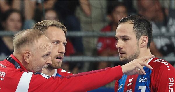 Mit der Chance auf die Überraschung gegen die Füchse? Trainer Hartmut Mayerhoffer (links) mit Dominik Claus (rechts) und Lukas W Mit der Chance auf die Überraschung gegen die Füchse? Trainer Hartmut Mayerhoffer (links) mit Dominik Claus (rechts) und Lukas Wucherpfennig.