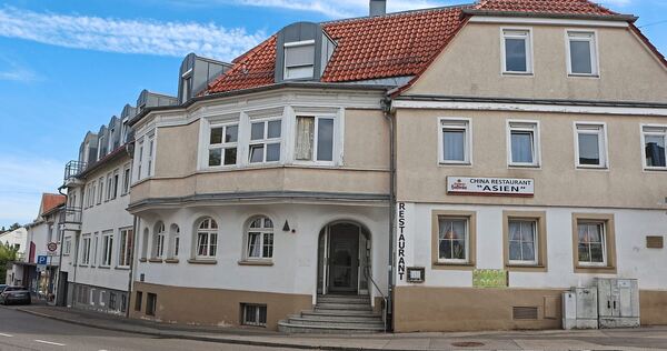 Das frühere Art Hotel liegt prägnant an der Kreuzung, von der auch die Fußgängerzone abgeht. Gegenüber befindet sich der Drogeri Das frühere Art Hotel liegt prägnant an der Kreuzung, von der auch die Fußgängerzone abgeht. Gegenüber befindet sich der Drogeriemarkt Müller.