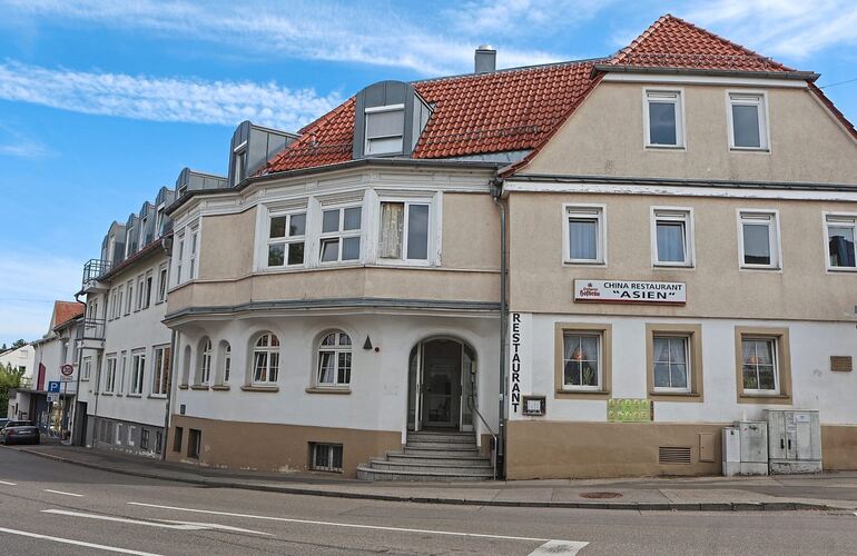 Das frühere Art Hotel liegt prägnant an der Kreuzung, von der auch die Fußgängerzone abgeht. Gegenüber befindet sich der Drogeri Das frühere Art Hotel liegt prägnant an der Kreuzung, von der auch die Fußgängerzone abgeht. Gegenüber befindet sich der Drogeriemarkt Müller.