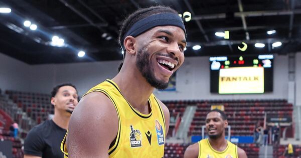 Gut gelaunt im Riesen-Trikot: Justin Kier. Gut gelaunt im Riesen-Trikot: Justin Kier.