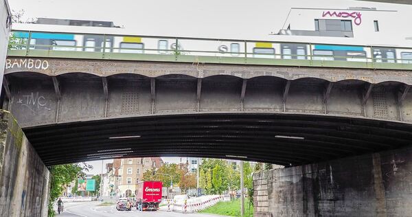 Diese Brücke beim Feuerbacher Bahnhof (links außerhalb des Bildes) muss ersetzt werden. Diese Brücke beim Feuerbacher Bahnhof (links außerhalb des Bildes) muss ersetzt werden.