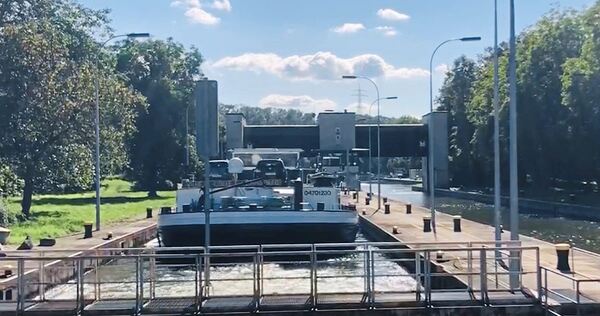 Die Schleuse soll in die geplante zweite Brückenquerung über den Neckar zwischen Marbach und Benningen einbezogen werden. Die Schleuse soll in die geplante zweite Brückenquerung über den Neckar zwischen Marbach und Benningen einbezogen werden.