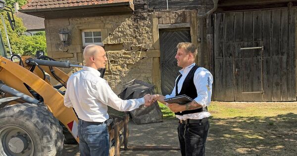Dennis Heidler (rechts) im Gespräch mit Marco Schwarz von Informatikwerk (Ludwigsburg): Der Zimmerermeister automatisiert seinen Dennis Heidler (rechts) im Gespräch mit Marco Schwarz von Informatikwerk (Ludwigsburg): Der Zimmerermeister automatisiert seinen Betrieb mithilfe von KI, um produktiver zu werden.