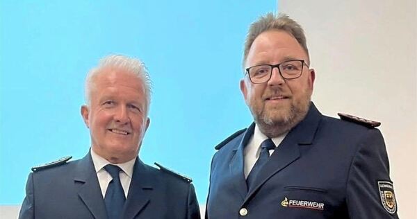 Ingo Schieck (rechts), stellvertretender Vorsitzender des Kreisfeuerwehrverbands, überreicht Hans-Peter Peifer die Auszeichnung. Ingo Schieck (rechts), stellvertretender Vorsitzender des Kreisfeuerwehrverbands, überreicht Hans-Peter Peifer die Auszeichnung.