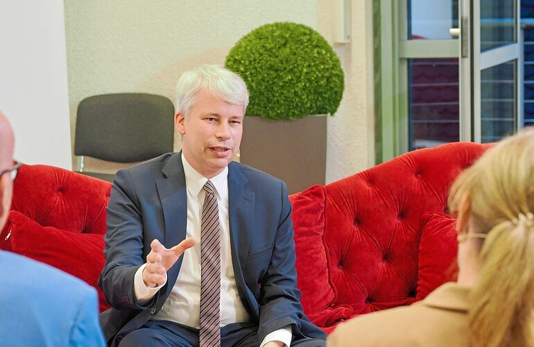 Auf der Newscouch der Ludwigsburger Kreiszeitung hat sich Verkehrsminister Steffen Bilger (Mitte) den Fragen von Stephan Wolf un Auf der Newscouch der Ludwigsburger Kreiszeitung hat sich Verkehrsminister Steffen Bilger (Mitte) den Fragen von Stephan Wolf und Ulrike Trampus gestellt.