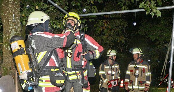 Die Feuerwehr legt Atemschutz an. Die Feuerwehr legt Atemschutz an.
