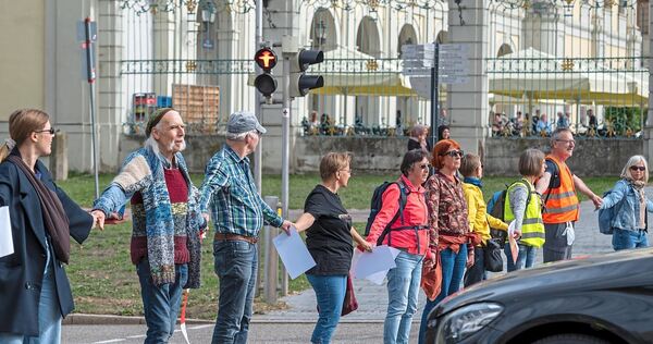 Die Menschenkette führt auch über die B27, was bei einigen Autofahrern für Unverständnis sorgt. Die Menschenkette führt auch über die B27, was bei einigen Autofahrern für Unverständnis sorgt.