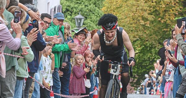 Die Fahrerinnen und Fahrer gehen teils kostümiert an den Start. Die Fahrerinnen und Fahrer gehen teils kostümiert an den Start.