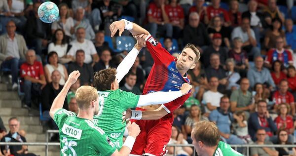 Der Abwehrspezialist ist auch im Angriff tätig: Nikola Vlahovic beim Wurf gegen die Füchse-Verteidigung. Der Abwehrspezialist ist auch im Angriff tätig: Nikola Vlahovic beim Wurf gegen die Füchse-Verteidigung.