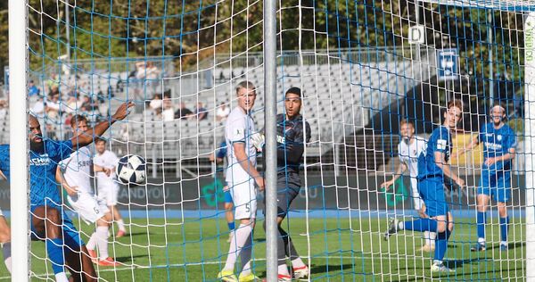Wem gehört der Ausgleichstreffer? Meghon Valpoort (blau, links) drückt Justin Steinkötters (Zweiter von rechts) Kopfball über di Wem gehört der Ausgleichstreffer? Meghon Valpoort (blau, links) drückt Justin Steinkötters (Zweiter von rechts) Kopfball über die Linie.