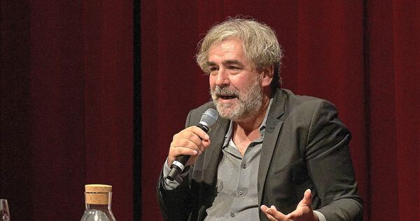 „Auch Scheißmeinungen sind von der Meinungsfreiheit gedeckt“, sagt der Autor Deniz Yücel. „Auch Scheißmeinungen sind von der Meinungsfreiheit gedeckt“, sagt der Autor Deniz Yücel.