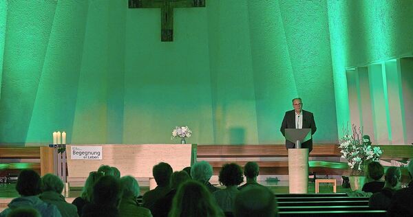 Zahlreiche Rednerinnen und Redner sprachen bei der Langen Nacht der Demokratie über die Artikel des Grundgesetzes und ihre Bedeu Zahlreiche Rednerinnen und Redner sprachen bei der Langen Nacht der Demokratie über die Artikel des Grundgesetzes und ihre Bedeutung.