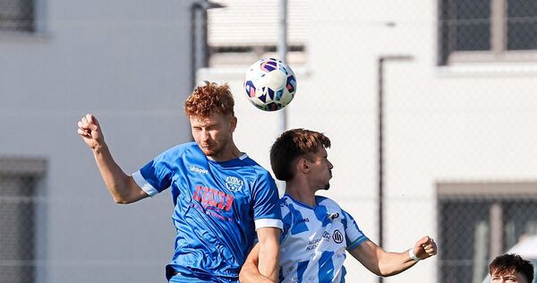 Bönnigheims Lionel Bitam (li.) im Kopfballduell mit Pillip Kravcenko. Bönnigheims Lionel Bitam (li.) im Kopfballduell mit Pillip Kravcenko.