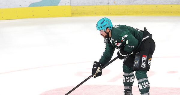 Überlegenheit nicht genutzt: Der Puck schafft es am Gegenspieler vorbei, Bietigheims Jack Dugan nicht. Überlegenheit nicht genutzt: Der Puck schafft es am Gegenspieler vorbei, Bietigheims Jack Dugan nicht.