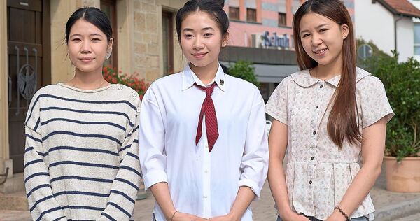 Le Thi Mai Chi (von links), Thi Huyen Trang Tran und Thuy AnNa Nguyen vor dem Adler in Asperg. Le Thi Mai Chi (von links), Thi Huyen Trang Tran und Thuy AnNa Nguyen vor dem Adler in Asperg.