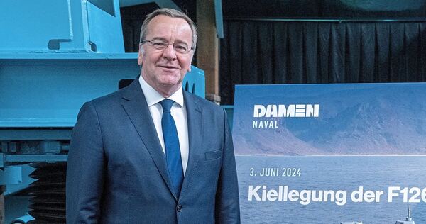 Verteidigungsminister Boris Pistorius (SPD) im Juni 2024 zum Baubeginn des Fregattenprojekts F126 auf der Peene-Werft in Wolgast Verteidigungsminister Boris Pistorius (SPD) im Juni 2024 zum Baubeginn des Fregattenprojekts F126 auf der Peene-Werft in Wolgast. Später stoppte er das Projekt. Die niederländische Damen-Werft sieht einen Vertragsbruch.