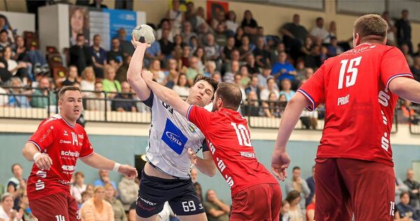 Temporeiches Spiel: Kornwestheims Finn Joneleit (Mitte) tankt sich durch. Temporeiches Spiel: Kornwestheims Finn Joneleit (Mitte) tankt sich durch.