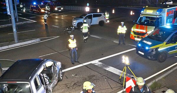 Bei dem Unfall wurden vier Personen verletzt. Bei dem Unfall wurden vier Personen verletzt.