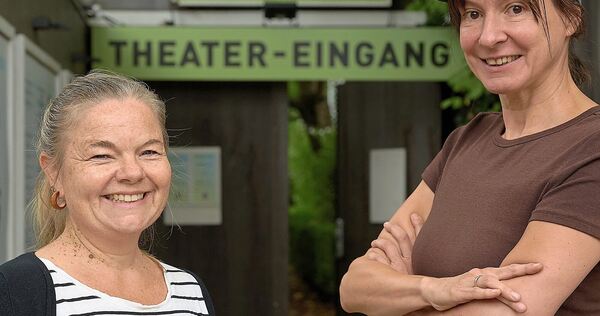 Intendantin Christine Hofer (rechts) und Geschäftsführerin Susanne Schmidt sind zufrieden mit ihrem dritten Theatersommer. Sorge Intendantin Christine Hofer (rechts) und Geschäftsführerin Susanne Schmidt sind zufrieden mit ihrem dritten Theatersommer. Sorgen ums Geld werfen aber bereits ihre Schatten auf die kommende Saison.