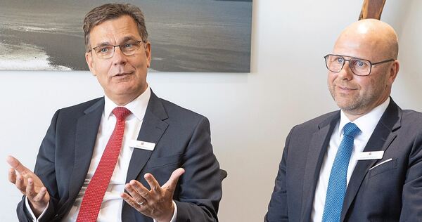 Wann braucht man ein Testament? Sind ETFs genug? Und warum Zeit oft wertvoller ist als Rendite: Thomas Raab (links) und Jürgen B Wann braucht man ein Testament? Sind ETFs genug? Und warum Zeit oft wertvoller ist als Rendite: Thomas Raab (links) und Jürgen Berschneider im Gespräch darüber, welche Geldentscheidungen Familien wirklich beschäftigen.