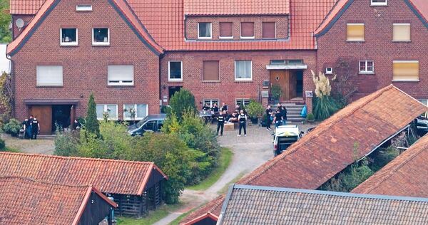 Polizisten bei der Durchsuchung des Wohnhauses des festgenommenen Ex-BND-Chefs August Hanning im Kreis Steinfurt (NRW). Polizisten bei der Durchsuchung des Wohnhauses des festgenommenen Ex-BND-Chefs August Hanning im Kreis Steinfurt (NRW).
