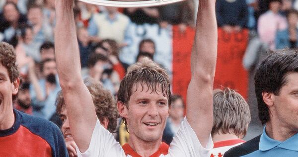 Erfolgreich – mit DFB-Elf und VfB: Karl-Heinz Förster 1984 mit der Meisterschale. Erfolgreich – mit DFB-Elf und VfB: Karl-Heinz Förster 1984 mit der Meisterschale.