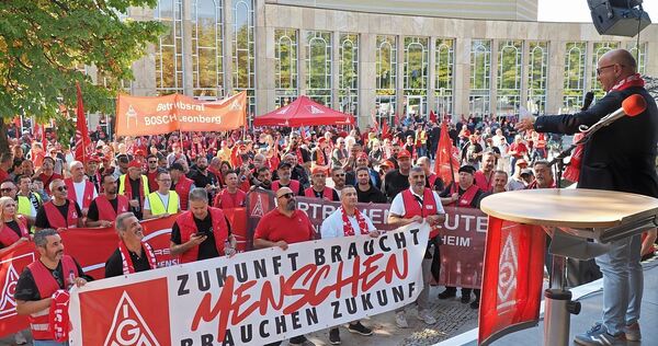 Begleitet von Protesten am Forum gehen die Tarifgespräche für die baden-württembergische Metall- und Elektroindustrie in Ludwigs Begleitet von Protesten am Forum gehen die Tarifgespräche für die baden-württembergische Metall- und Elektroindustrie in Ludwigsburg in die erste Runde