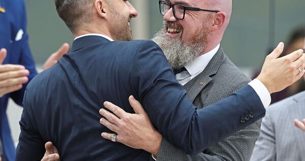 Ulrich Siegmund (l, AfD) gratuliert Hans-Thomas Tillschneider (AfD) zu dessen Wahl zum stellvertretenden Landtagspräsidenten Ulrich Siegmund (l, AfD) gratuliert Hans-Thomas Tillschneider (AfD) zu dessen Wahl zum stellvertretenden Landtagspräsidenten