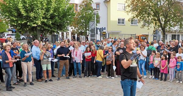Zusammen mit SWR1-Moderator Benedict Walesch singen die Schwieberdinger „Sweet Caroline“. Zusammen mit SWR1-Moderator Benedict Walesch singen die Schwieberdinger „Sweet Caroline“.