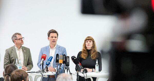 Die Spitzenkandidaten Werner Graf (Grüne, links) und Steffen Krach (SPD) und Linden-Landeschefin Kerstin Wolter bei Statements n Die Spitzenkandidaten Werner Graf (Grüne, links) und Steffen Krach (SPD) und Linden-Landeschefin Kerstin Wolter bei Statements nach Vorgesprächen zur Regierungsbildung im Haus der Statistik.