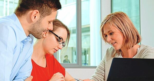 Junge Menschen sollten so früh wie möglich mit regelmäßigen Sparraten in die Altersvorsorge starten. Etwa mit einem breit gestre Junge Menschen sollten so früh wie möglich mit regelmäßigen Sparraten in die Altersvorsorge starten. Etwa mit einem breit gestreuten ETF-Sparplan.