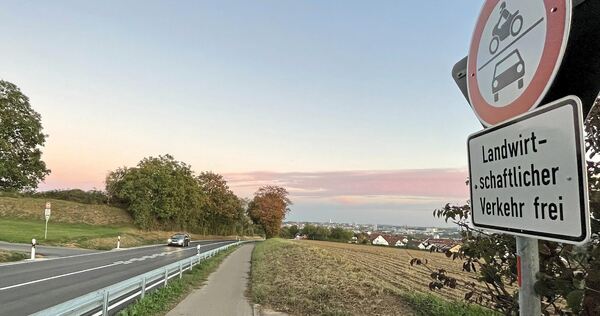 Durch die neue Leitplanke ist die Zufahrt von diesem Wirtschaftsweg auf die L1107 und auf den gegenüber nicht mehr möglich. Durch die neue Leitplanke ist die Zufahrt von diesem Wirtschaftsweg auf die L1107 und auf den gegenüber nicht mehr möglich.