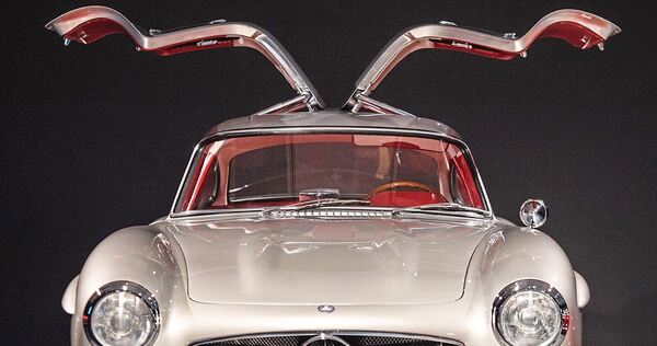 Das Mercedes-Benz 300 SL Coupé ist nach wie vor ein begehrter Klassiker. Das ikonische Fahrzeug wurde 2018/19 im Museum Kunstpal Das Mercedes-Benz 300 SL Coupé ist nach wie vor ein begehrter Klassiker. Das ikonische Fahrzeug wurde 2018/19 im Museum Kunstpalast Düsseldorf mit anderen Autoklassikern ausgestellt.