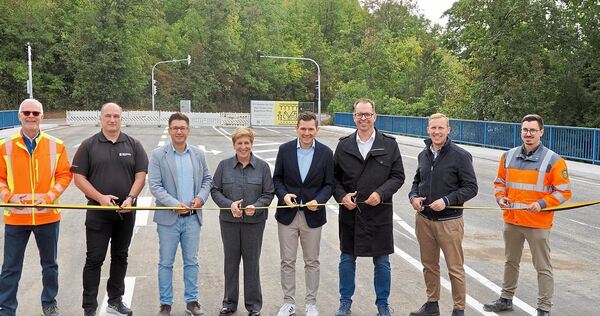 Das Band zur Eröffnung der Murrbrücke ist schnell zerschnitten. Ab Sonntag rollt der Verkehr. Das Band zur Eröffnung der Murrbrücke ist schnell zerschnitten. Ab Sonntag rollt der Verkehr.