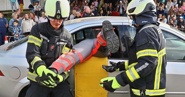 Die Feuerwehr Asperg bei ihrer Hauptübung. Die Feuerwehr Asperg bei ihrer Hauptübung.