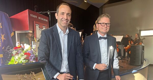 Die Bürgermeister von Ay und Besigheim, Arnaud Jacquart und Florian Bargmann (von links), erneuern mit ihren Unterschriften die Die Bürgermeister von Ay und Besigheim, Arnaud Jacquart und Florian Bargmann (von links), erneuern mit ihren Unterschriften die vor 60 Jahren geschlossene Partnerschaft ihrer Städte.